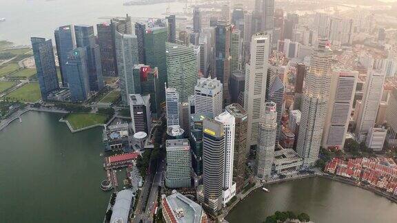 鸟瞰图城市景观现代建筑交通道路和交通在新加坡市中心商业区中心