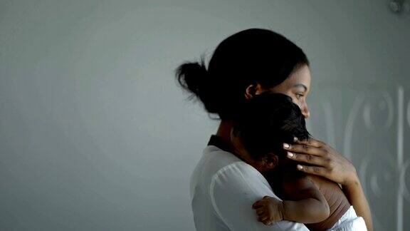 4K非洲单身母亲抱着她的新生儿