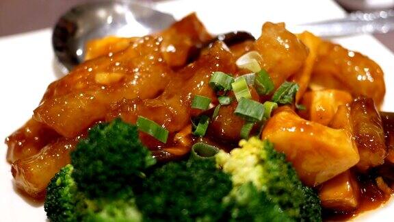 中餐馆里的炒猪肩肉和花椰菜