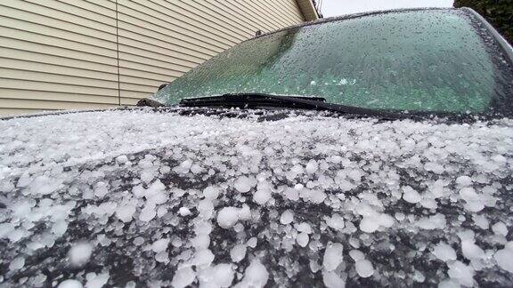 由于气候变化暴风雨期间冰雹落在汽车或卡车的引擎盖上
