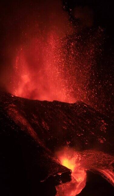 拉帕尔马火山夜间喷发巨大的岩石在熔岩中流动坍塌神奇的声音!