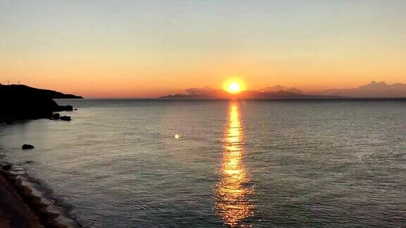 希腊沙滩上的日出间隔拍摄