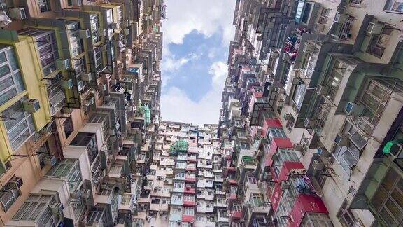 时间流逝多云的天空公寓大楼在香港城市