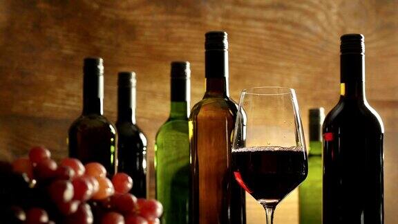 酒窖里的品酒气氛就是把红酒倒进玻璃杯和酒瓶里