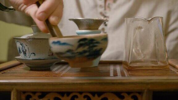 手茶师在中国茶道上为我们第一次冲泡绿茶