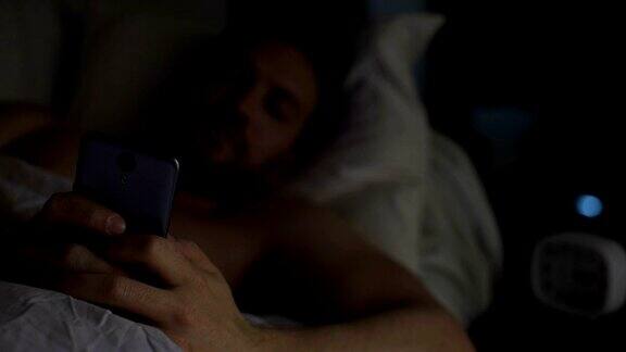 失眠的人睡不着在床上刷手机失眠