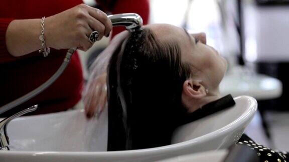 美发师在美发厅为顾客洗头
