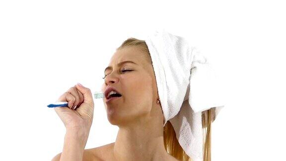 漂亮女人唱歌刷牙特写慢镜头浴室