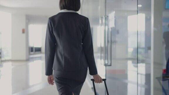 空姐带着行李在机场散步