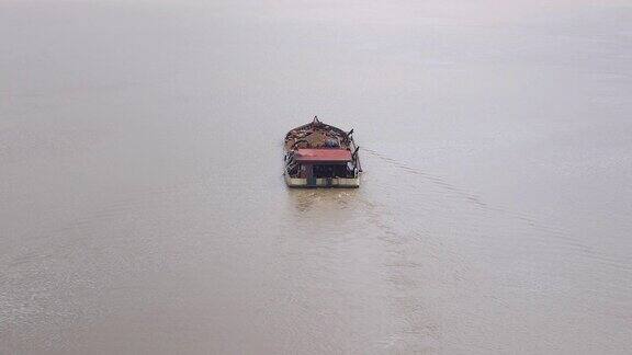 在河上运输疏浚砂的驳船