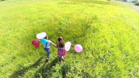 带着气球跑着两个孩子