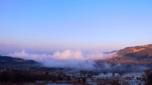水稻梯田景观上方的动态雾