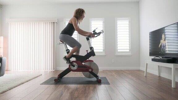 在家骑自行车锻炼的女人