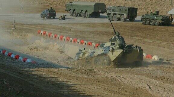 在一次军事演习中现代化的装甲运兵车全速冲过沟渠