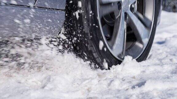 一辆车的转轮陷在雪里了