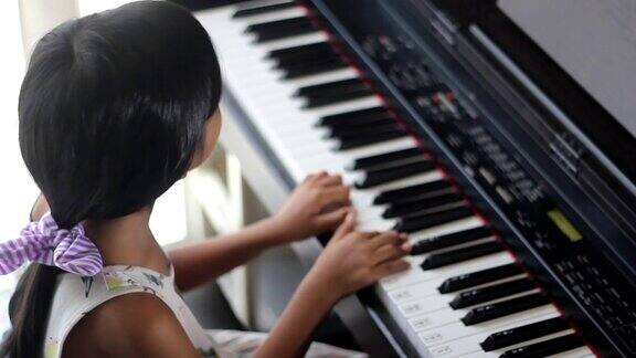 学弹钢琴的亚洲女孩
