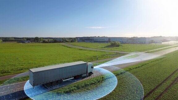未来的技术概念:带货运拖车的大型自动半挂卡车在路上行驶传感器扫描高速公路自驾卡车的特殊效果分析空中无人机拍摄的
