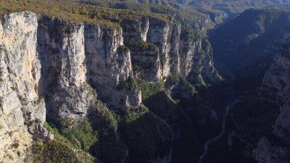 欧洲希腊维科斯峡谷的航拍镜头希腊大峡谷