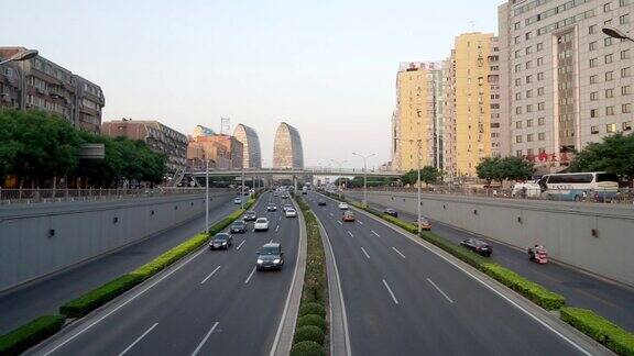 繁忙的道路和现代化的建筑在市中心的现代城市