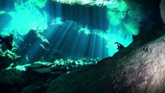 墨西哥尤卡坦的地下洞穴中阳光在水下照射