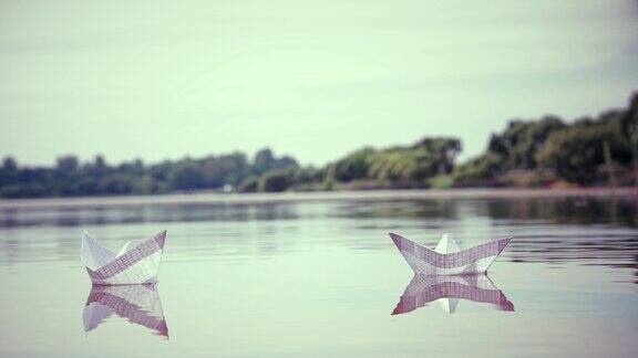 两只小纸船漂浮在水面上