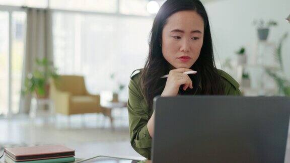 网页设计、规划和商业女性在办公室工作时在笔记本电脑上阅读电子邮件设计师、雇员和创意工作者对互联网策略的思考