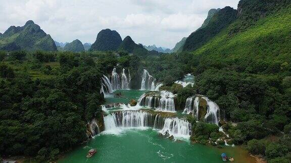 BanGioc瀑布位于越南北部中越边境喀斯特山脉和森林的中部位于曹邦地区