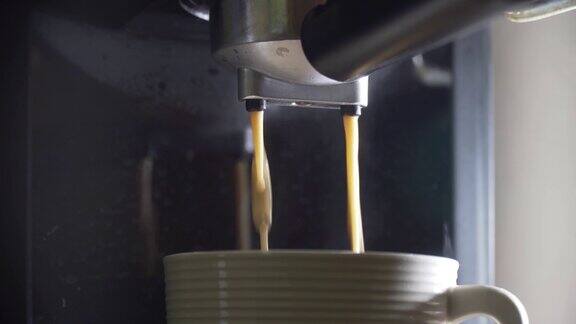 咖啡从机器中倒入玻璃杯