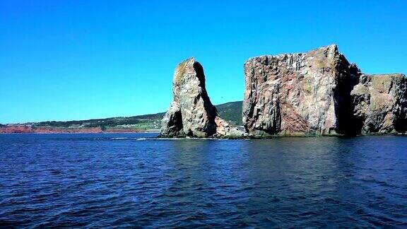 在加拿大魁北克省加斯比半岛的罗切尔佩尔斯岩石周围白天有鸟和悬崖