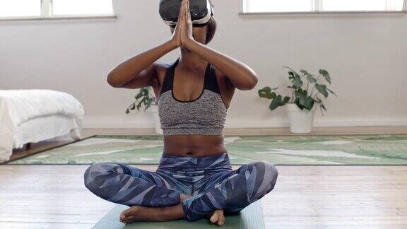 年轻的黑人女性在家里用VR眼镜冥想
