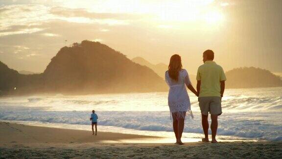 一对巴西夫妇在巴西的海滩上散步