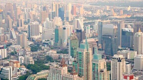 空中拍摄曼谷市中心的延时日落缩小