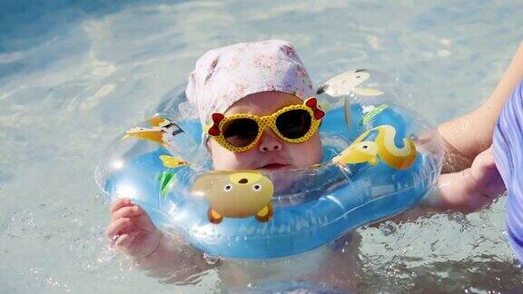 婴儿游泳与颈部游泳环