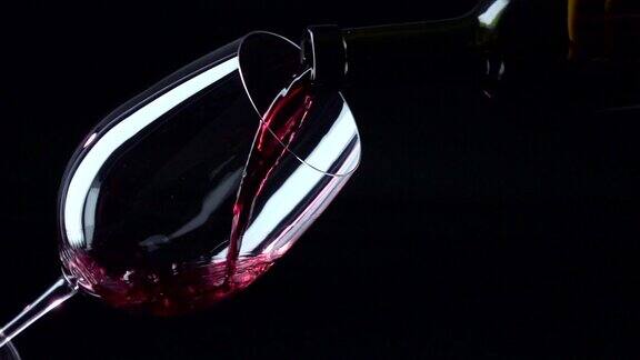 酒瓶和玻璃杯配红酒黑色特写慢动作
