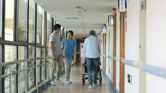 年轻的亚洲医疗保健专业人员在走廊问候老年患者