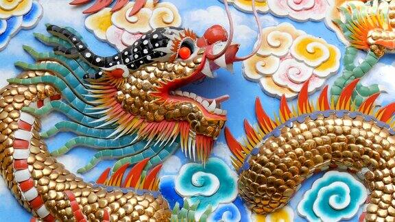 墙上雕刻着巨大的金色中国龙中式的浅浮雕原来的墙面装饰