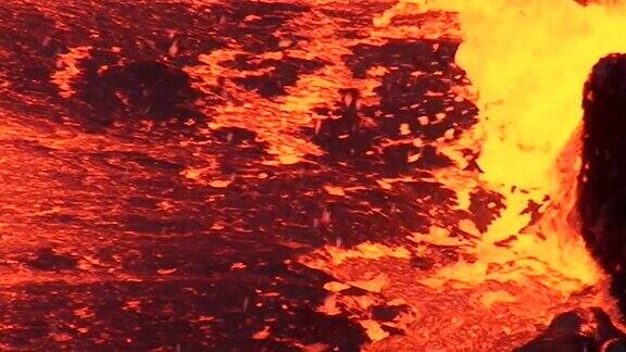 夏威夷火山口冒泡的熔岩