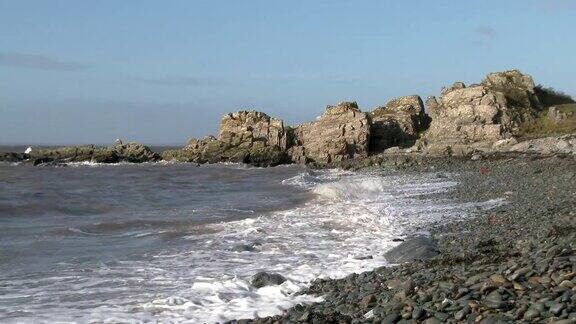 晴朗多风的一天苏格兰海滩上的海浪