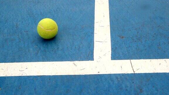 蓝色场地上的网球