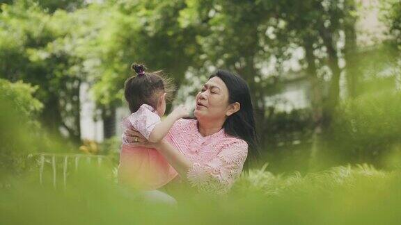 泰国母亲在花园拥抱女儿的爱