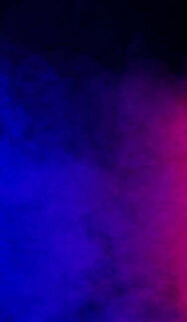 蓝色和粉红色的烟雾黑色背景上的蒸汽云