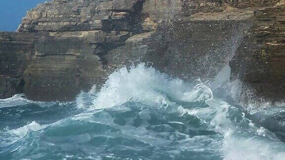 海浪和悬崖