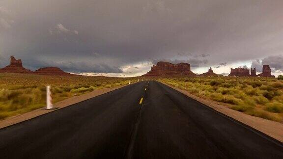 驾驶美国:在一个孤独的沙漠道路上驾驶的观点纪念碑谷