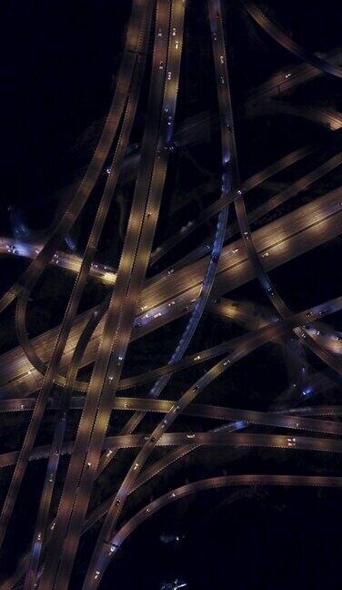 黄昏时天桥和繁忙交通的鸟瞰图
