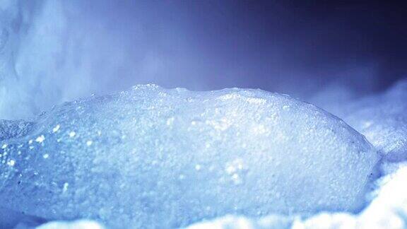 融化的冰在青色光的特写时间流逝