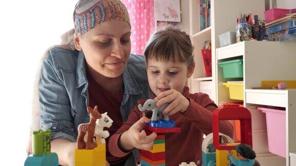 身患癌症的母亲和女儿玩耍