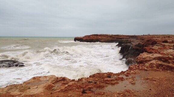 巨浪冲击海岸巨浪巨浪打破危险的岩石的可怕的力量