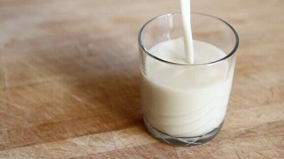 往玻璃杯里倒燕麦牛奶