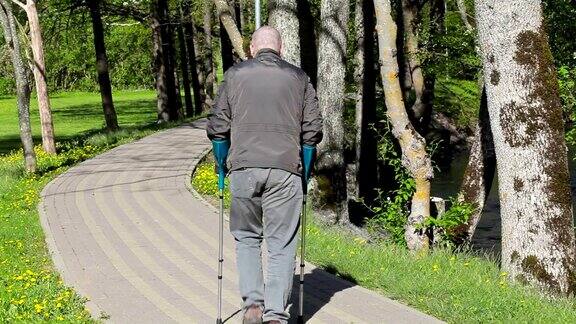 拄着拐杖走在路上的残疾人