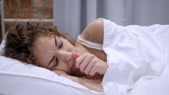 咳嗽病女性晚上躺在床上